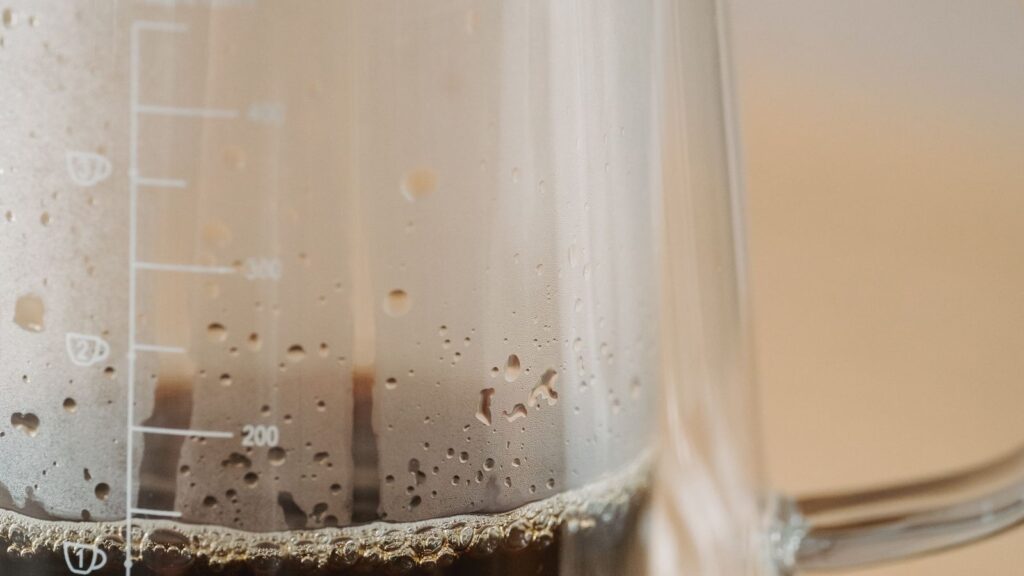 Reusable coffee filters: a metal filter on a glass carafe